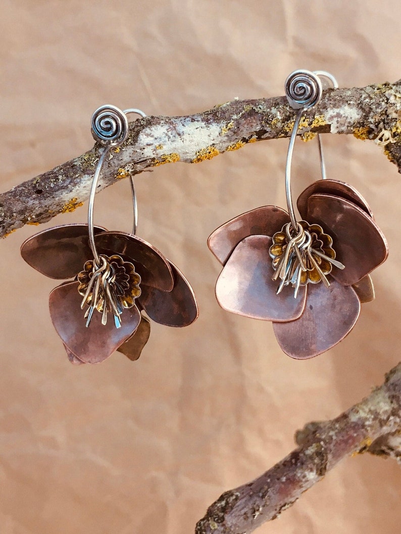 Hermosos pendientes de flores de declaración, pendientes de flores de metal mixto, joyas de latón de plata de cobre, pendientes de flores de metal grandes, orfebre copper