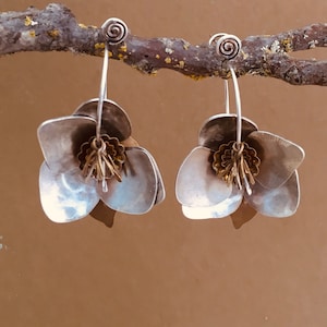 Hermosos pendientes de flores de declaración, pendientes de flores de metal mixto, joyas de latón de plata de cobre, pendientes de flores de metal grandes, orfebre sterling w brass