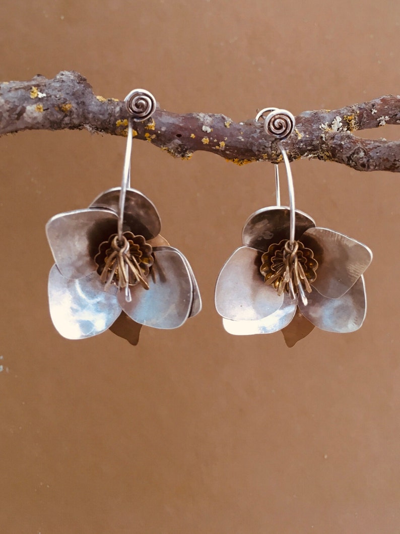 Hermosos pendientes de flores de declaración, pendientes de flores de metal mixto, joyas de latón de plata de cobre, pendientes de flores de metal grandes, orfebre sterling w brass