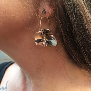 Hermosos pendientes de flores de declaración, pendientes de flores de metal mixto, joyas de latón de plata de cobre, pendientes de flores de metal grandes, orfebre imagen 7