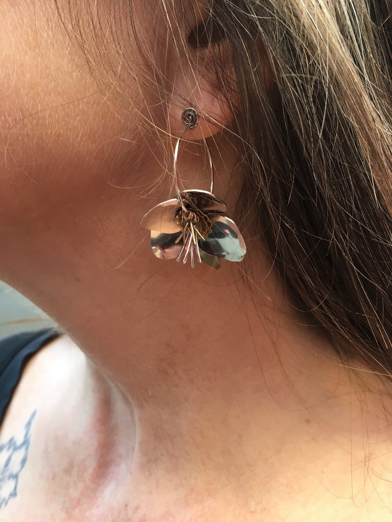 Hermosos pendientes de flores de declaración, pendientes de flores de metal mixto, joyas de latón de plata de cobre, pendientes de flores de metal grandes, orfebre imagen 7