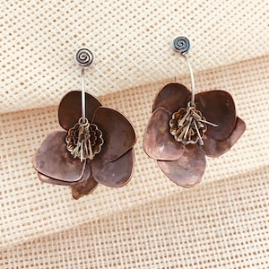 Hermosos pendientes de flores de declaración, pendientes de flores de metal mixto, joyas de latón de plata de cobre, pendientes de flores de metal grandes, orfebre imagen 4