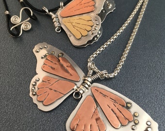 Colgante de mariposa monarca, collar de mariposa de alas plegables, mariposa escultórica, mariposa cinética, obra maestra de mariposa articulada