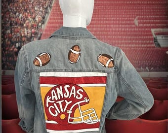 Kansas City handmålad jeansjacka – Återvunnen, NFL-fankläder – Fotbollskonst – Chiefs handmålad design