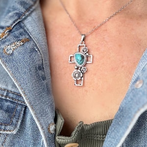 Boho Western Cross Necklace with Faux Turquoise Stone–Cowgirl Jewelry for Women–Floral Antique Silver Pendant on Stainless Steel Chain