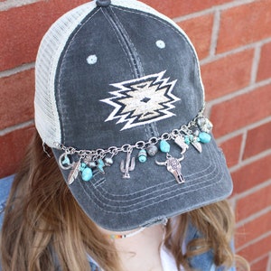 Trendige Cowgirl Trucker Hut Kette mit Western Charms-Womens Punchy Western Hut Bling-Trucker Cap Kette mit Türkis-dekorativen Hut Charms