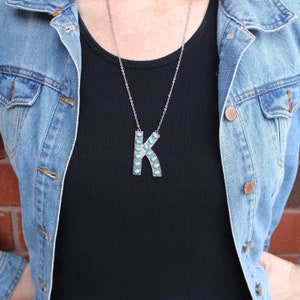 Colar grande com letras ocidentais estampadas em prata e turquesa - Presentes ocidentais personalizados - Colar com pingente inicial - Colar em camadas