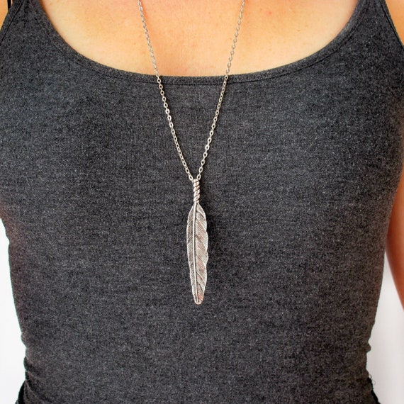Collana Turchese | Confronta prezzi | Collana girocollo in pelle turchese per coppie • Collane in...Collana Girocollo con Mini Piume - Thais Bernardes Gioielli