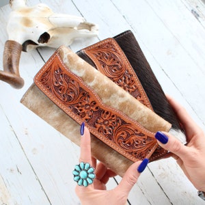 BELLE - Cartera plegable de piel repujada para mujer - Cartera de piel de vacuno auténtica cosida a mano - Cartera para tarjetas de crédito - Cartera de mano con pelo de estilo occidental