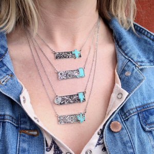 Collar de barra de metal con herramientas occidentales y turquesa sintética. Regalos occidentales. Collar con cruz como regalo para ella. Regalos de vaquera. Regalo cristiano. Joyas occidentales.