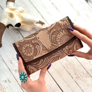 JESSIE - Cartera de cuero cosida a mano estilo western para mujer - Cartera de cuero vacuno - Cartera grande de cuero genuino repujado - Cartera con calavera de vaca y flores