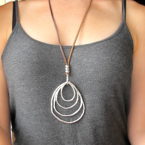 Collar largo bohemio de cuero: colgante de anillos de plata, joyería llamativa