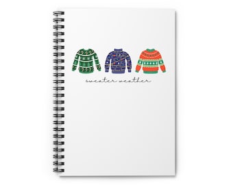 以下が含まれることがあります： 3つのクリスマスセーターと「sweater weather」というテキストが描かれたカラフルなイラストが施された白いスパイラルノート