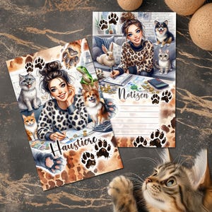 Könnte beinhalten: Zwei illustrierte Notizblöcke mit einer Frau in einem Leopardenmuster-Oberteil, umgeben von Haustieren. Auf einem Notizblock steht "Haustiere" und auf dem anderen "Notizen". Pfotenabdrücke und eine Katze sind ebenfalls abgebildet.