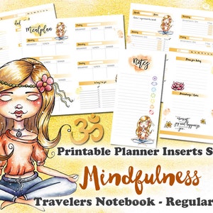 Könnte beinhalten: Druckbare Planer-Einsätze für ein Reisetagebuch. Das Set hat ein Achtsamkeits-Thema mit einer Cartoon-Illustration einer meditierenden Frau. Der Text "Mindfulness" ist in braunen Buchstaben mit einer dekorativen Feder und dem Symbol "Om" im Hintergrund geschrieben.