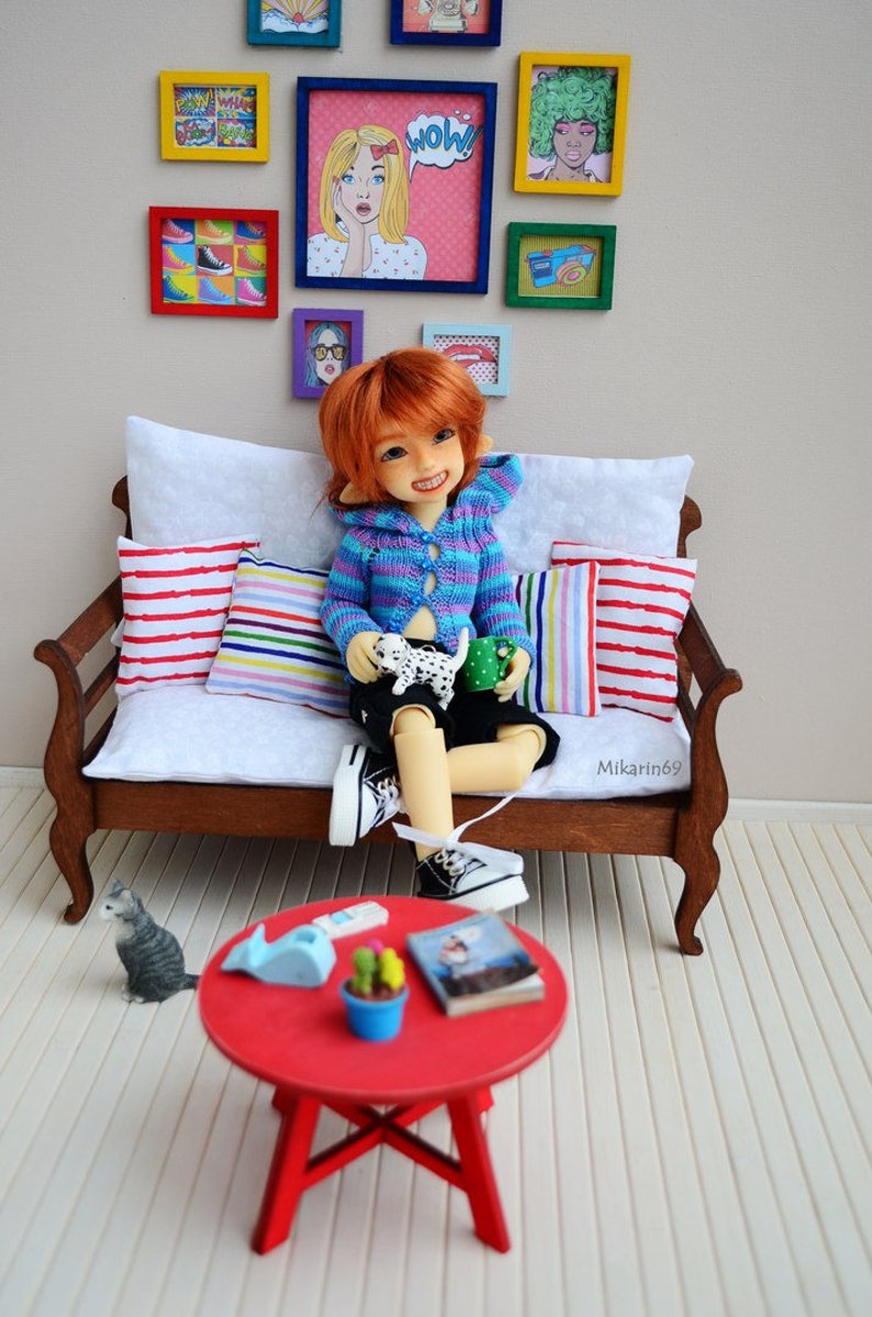 Диван для куколок. Кукла софа. Кукольная диван и стена. Диван для кукол. Кукла софа.