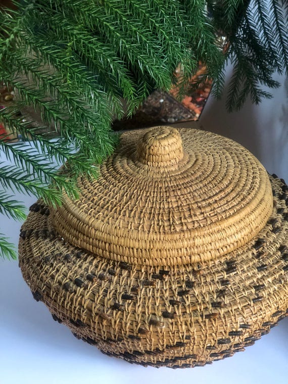 Documented Tradition  -  Handwoven Pine Needle Basket w Lid – Signed & Dated – Raffia Coiled Fiber Art