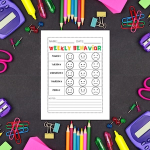 Peut inclure: Un tableau de comportement hebdomadaire blanc avec le titre "WEEKLY BEHAVIOR" en lettres colorées. Le tableau comprend des espaces pour le nom, la date et les évaluations du comportement quotidien à l'aide d'émoticônes. L'image est entourée de fournitures scolaires.