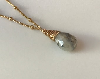 Collar delicado de labradorita bañada en oro: colgante en forma de lágrima