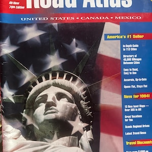 Puede incluir: Un Atlas de Carreteras Rand McNally de 1994, con la Estatua de la Libertad. La portada tiene un esquema de color azul, blanco y rojo con el texto "Road Atlas" y "United States, Canada, Mexico". Incluye descuentos de viaje y mapas.