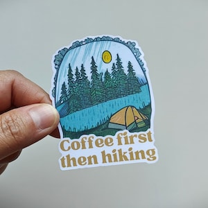 Café d'abord, Sticker randonnée, Sticker camping, Sticker plein air pour ordinateur portable, Bouteilles d'eau, Cadeau randonnée pour femme, Cadeau camping