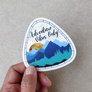 Outdoorsy sticker with a hiking quote that reads Adventure Vibes Only