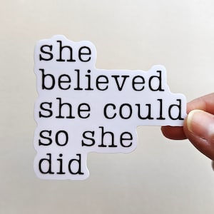 C'est ce qu'elle a cru pouvoir faire, Cadeaux inspirants pour femme, Citations inspirantes, Stickers féministes pour bouteilles d'eau, Ordinateurs portables