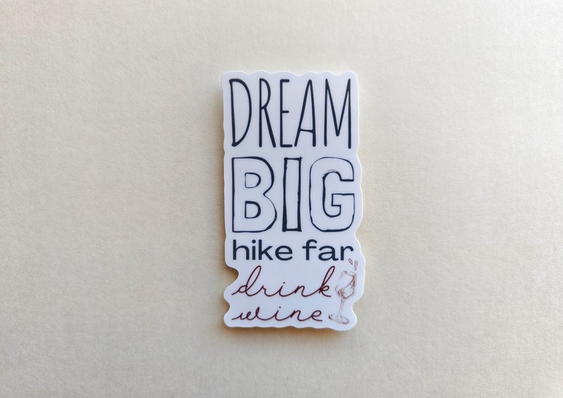 Dream Big Hike Far Drink pegatina de vino, pegatina de senderismo, pegatina al aire libre para botellas de agua para portátiles, regalo de senderismo para mujeres, relleno de medias imagen 2