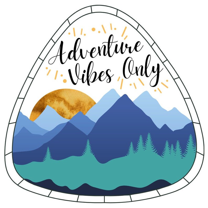 Op de afbeelding: Een driehoekige afbeelding met een bergketen, een zon en de tekst "Adventure Vibes Only".