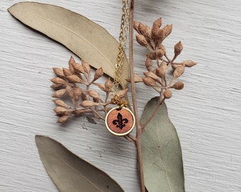 Fleur de Lis Halskette- Laser cut Holzschmuck || Zierliche Goldkette, Minimalistisch, Saint Louis