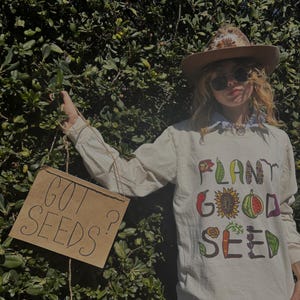 Camiseta com logotipo de letras de plantas Plant Good Seed 100% algodão reciclado, manga comprida, feita nos EUA, trabalho ético, ilustração botânica, semente, letra, mercadoria