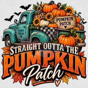 Puede incluir: Un camión vintage color verde azulado transporta calabazas naranjas, girasoles y un letrero que dice PUMPKIN PATCH. La puerta dice FARM FRESH. Debajo, un texto naranja grande dice STRAIGHT OUTTA THE PUMPKIN PATCH, rodeado de hojas de otoño y murciélagos negros.