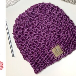 Chunky crochet beanie made with the beautiful grit stitch and super bulky yarn for a warm, textured finish. Shown in neutral tones for a modern, unisex style. Quick and easy PDF crochet pattern ideal for beginners and experienced makers. Cozy winter hat perfect for markets, gifts, or everyday wear. Handmade look and feel make this super bulky ear-hugging beanie a timeless cold-weather accessory.