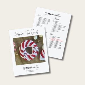 Peut inclure: Deux feuilles de papier blanches avec du texte et une photo d'une &eacute;charpe crochet&eacute;e rouge et blanche. L'&eacute;charpe est de forme circulaire, ressemblant &agrave; un bonbon &agrave; la menthe poivr&eacute;e. Le texte sur le papier indique "Peppermint Twist Scarf" et "Made with a Twist".