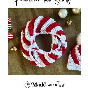 Peut inclure: &Eacute;charpe infinie crochet&eacute;e rouge et blanche avec un motif torsad&eacute; de menthe poivr&eacute;e. Un bonnet assorti avec un pompon blanc est &eacute;galement visible. Le texte "Peppermint Twist Scarf" est en haut.