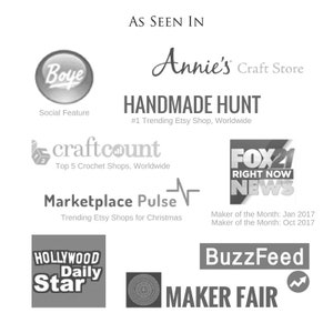 以下が含まれることがあります： Fox 21 News、BuzzFeed、ハリウッド・デイリー・スター、メーカー・フェア、マーケットプレイス・パルス、アニーズ・クラフト・ストア、クラフトカウントなど、さまざまなメディアやオンラインプラットフォームのロゴを組み合わせたコラージュ。画像の上部に「As Seen In」というテキストが表示されています。アニーズ・クラフト・ストアのロゴの下に「Handmade Hunt #1 Trending Etsy Shop, Worldwide」というテキストが表示されています。