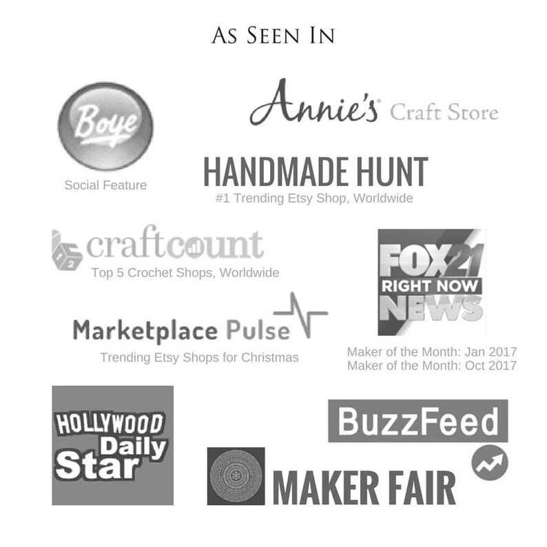 以下が含まれることがあります： Fox 21 News、BuzzFeed、ハリウッド・デイリー・スター、メーカー・フェア、マーケットプレイス・パルス、アニーズ・クラフト・ストア、クラフトカウントなど、さまざまなメディアやオンラインプラットフォームのロゴを組み合わせたコラージュ。画像の上部に「As Seen In」というテキストが表示されています。アニーズ・クラフト・ストアのロゴの下に「Handmade Hunt #1 Trending Etsy Shop, Worldwide」というテキストが表示されています。