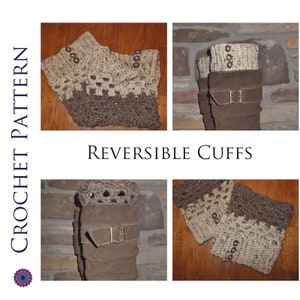 以下が含まれることがあります： リバーシブルブーツカフスの編み図。カフスは、茶色とベージュの糸で編まれ、茶色のボタンと、バックル付きの茶色のスエードストラップが付いています。パターン名は「リバーシブルカフス」です。