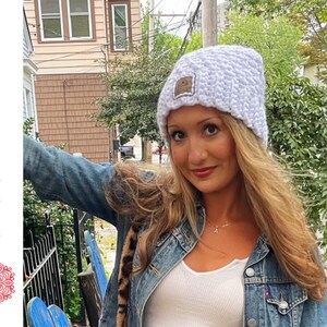 Chunky crochet beanie made with the beautiful grit stitch and super bulky yarn for a warm, textured finish. Shown in neutral tones for a modern, unisex style. Quick and easy PDF crochet pattern ideal for beginners and experienced makers. Cozy winter hat perfect for markets, gifts, or everyday wear. Handmade look and feel make this super bulky ear-hugging beanie a timeless cold-weather accessory.