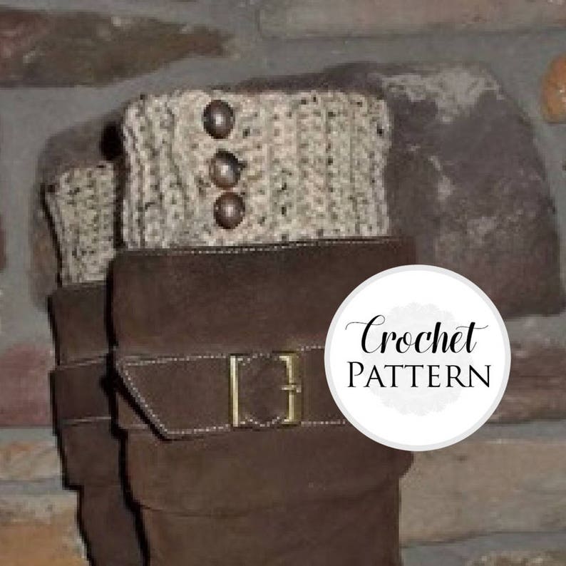 以下が含まれることがあります： 茶色のボタンが付いたクロシェのブーツカフ。カフはベージュで、シンプルなステッチパターンで作られています。白い円の中に「Crochet Pattern」というテキストがあります。