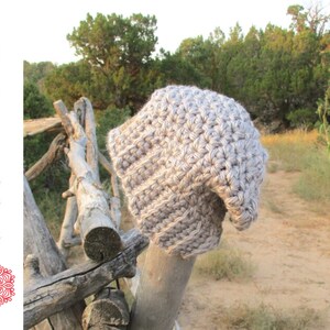 Chunky crochet beanie made with the beautiful grit stitch and super bulky yarn for a warm, textured finish. Shown in neutral tones for a modern, unisex style. Quick and easy PDF crochet pattern ideal for beginners and experienced makers. Cozy winter hat perfect for markets, gifts, or everyday wear. Handmade look and feel make this super bulky ear-hugging beanie a timeless cold-weather accessory.