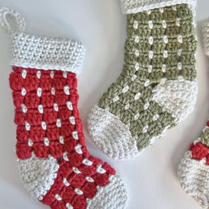 Chunky crochet Christmas stocking made with super bulky yarn for a cozy farmhouse holiday look. Features thick textured stitches and a wide hanging loop for easy display on mantels or stair rails. Shown in neutral tones for rustic, modern Christmas decor. Quick and easy PDF crochet pattern perfect for beginners and experienced makers. A timeless handmade stocking for festive home décor or thoughtful holiday gifting.