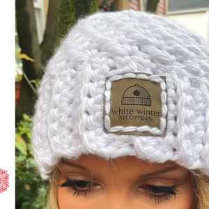 Chunky crochet beanie made with the beautiful grit stitch and super bulky yarn for a warm, textured finish. Shown in neutral tones for a modern, unisex style. Quick and easy PDF crochet pattern ideal for beginners and experienced makers. Cozy winter hat perfect for markets, gifts, or everyday wear. Handmade look and feel make this super bulky ear-hugging beanie a timeless cold-weather accessory.
