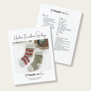 K&ouml;nnte beinhalten: Ein H&auml;kelmuster f&uuml;r einen Bauernhof-Strumpf mit Anleitungen zum Herstellen eines rot-gr&uuml;nen Strumpfes mit wei&szlig;em Besatz. Das Muster hei&szlig;t "Heirloom Farmhouse Stocking" und stammt von "Made with a Twist".