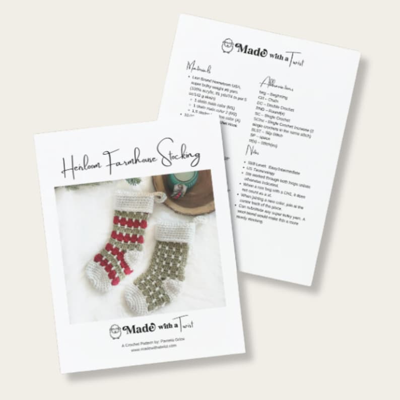 K&ouml;nnte beinhalten: Ein H&auml;kelmuster f&uuml;r einen Bauernhof-Strumpf mit Anleitungen zum Herstellen eines rot-gr&uuml;nen Strumpfes mit wei&szlig;em Besatz. Das Muster hei&szlig;t "Heirloom Farmhouse Stocking" und stammt von "Made with a Twist".