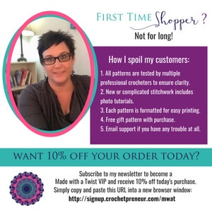 以下が含まれることがあります： クローズアップのポートレートで、女性がカメラに向かって笑顔を浮かべています。テキストには、「FIRST TIME Shopper? Not for long!」「How I spoil my customers:」と続き、5つの特典がリストされています。テキストには、「WANT 10% OFF YOUR ORDER TODAY?」「Subscribe to my newsletter to become a Made with a Twist VIP and receive 10% off today's purchase. Simply copy and paste this URL into a new browser window: http://signup.crochetpreneur.com/mwat」とも書かれています。
