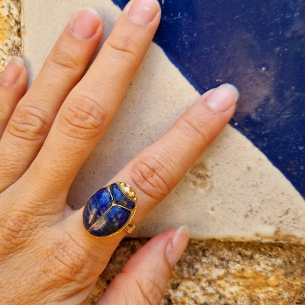 Bague incrustation bleue KHEPRI Lapislazuli, scarabée gemme sculpté, bijoux coléoptère, bijoux scarabée égyptien, renaissance égyptienne, scarabée pierre précieuse, Egypte