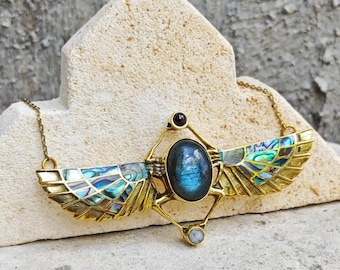 ツタンカーモンの胸部、エジプトのスカラベの象嵌ネックレス、翼のある