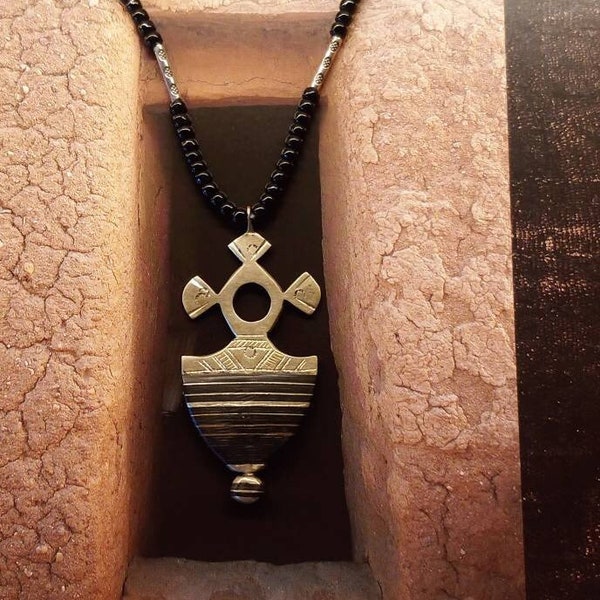 Collier de croix TUAREG, bijoux nomades du désert, collier tribal, argent, collier ethnique, marroco géométrique, perles noires, rituel gravé