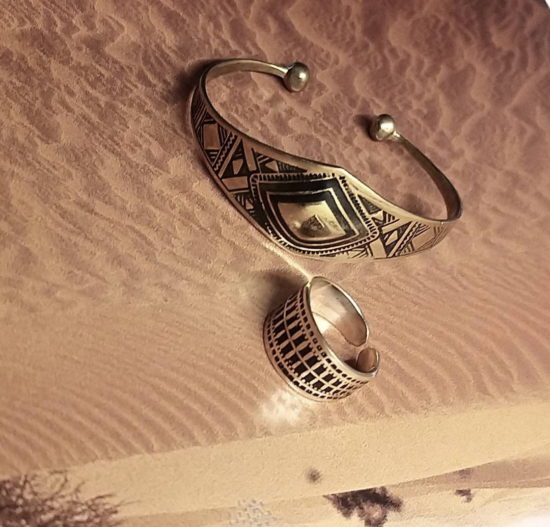TUAREG inspired set of bracelet and adjustable ring, ethnic, bangle, tribal jewelry, brass, wrist bracelet, engraved, desert jewels,boho - Etsy España TUAREG inspired set of bracelet and adjustable ring, ethnic, bangle, tribal jewelry, brass, wrist bracelet, engraved, desert jewels,boho - Etsy España